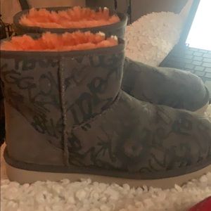 Short slate graffiti uggs